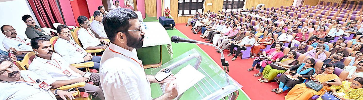എൽഐസി ഏജന്റ്‌സ്‌ ഓർഗനൈസേഷൻ ഓഫ് ഇന്ത്യ  ജില്ലാസമ്മേളനം സിഐടിയു സംസ്ഥാന കമ്മിറ്റി അംഗം ടി വി രാജേഷ് ഉദ്ഘാടനംചെയ്യുന്നു
