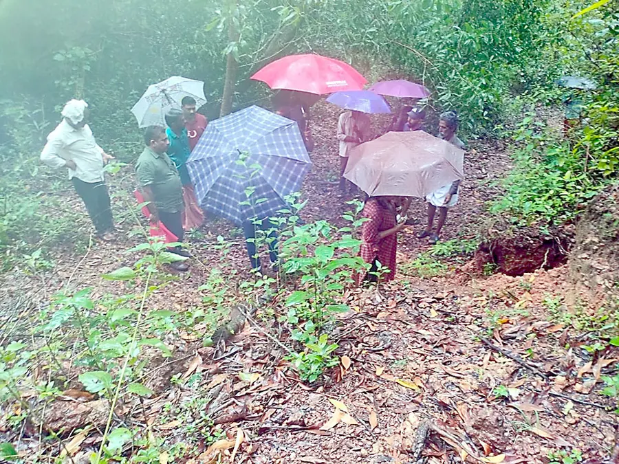 മോറാഴ ചേരക്കുന്നിൽ മണ്ണിടിച്ചിൽ ഭീഷണിയുള്ള പ്രദേശം അധികൃതർ സന്ദർശിക്കുന്നു