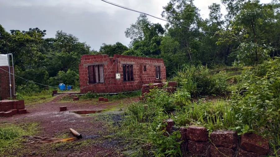 കുണ്ടത്തിലെ കെ വി മുകുന്ദന്റെ വീടിന്റെ മേൽക്കൂര കാറ്റെടുത്ത നിലയിൽ