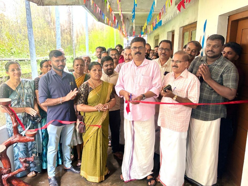 ബോവിക്കാനം അഖിൽ ജനകീയ വായനശാല ആൻഡ് ഗ്രന്ഥാലയത്തിന്റെ ഓഫീസ്   ബ്ലോക്ക് പഞ്ചായത്ത്‌ പ്രസിഡന്റ്  സിജി മാത്യു ഉദ്ഘാടനംചെയ്യുന്നു