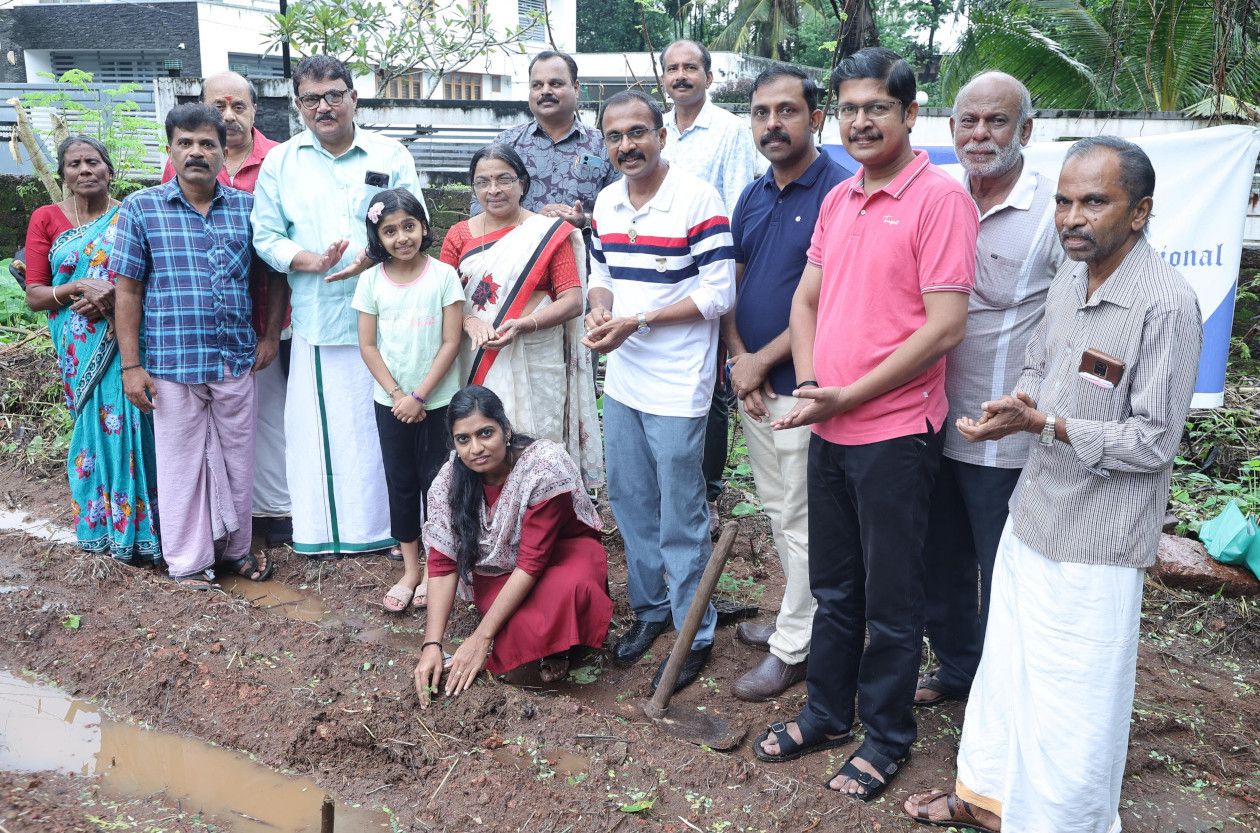 നീലേശ്വരം ചീർമ്മക്കാവ് പരിസരത്ത് സീനിയർ ചേമ്പറിന്റെ ചെണ്ടുമല്ലി കൃഷി വിത്ത്‌ നടീൽ കൃഷി ഓഫീസർ കൃഷ്ണ വേദിക ഉദ്‌ഘാടനംചെയ്യുന്നു