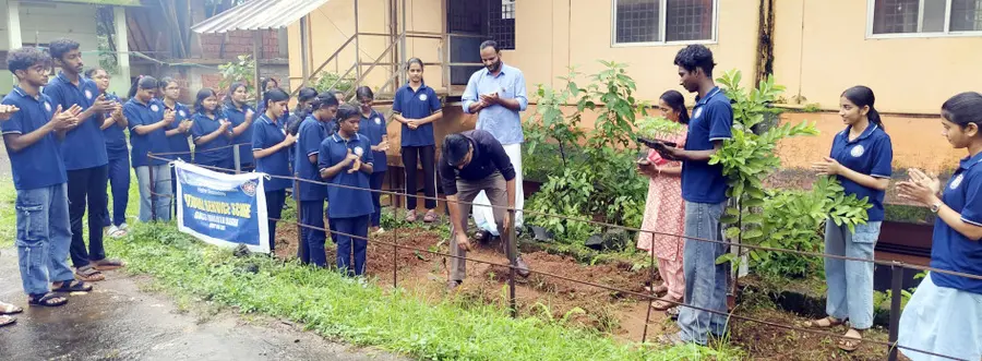 മാലോത്ത് കസബ ഗവ. ഹയർസെക്കൻഡറി സ്കൂൾ എൻഎസ്എസ് യൂണിറ്റിന്റെ ചെണ്ടുമല്ലി കൃഷി കൃഷി ഓഫീസർ നിഖിൽ നാരായണൻ ഉദ്ഘാടനം ചെയ്യുന്നു