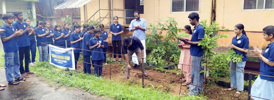 മാലോത്ത് കസബ ഗവ. ഹയർസെക്കൻഡറി സ്കൂൾ എൻഎസ്എസ് യൂണിറ്റിന്റെ ചെണ്ടുമല്ലി കൃഷി കൃഷി ഓഫീസർ നിഖിൽ നാരായണൻ ഉദ്ഘാടനം ചെയ്യുന്നു