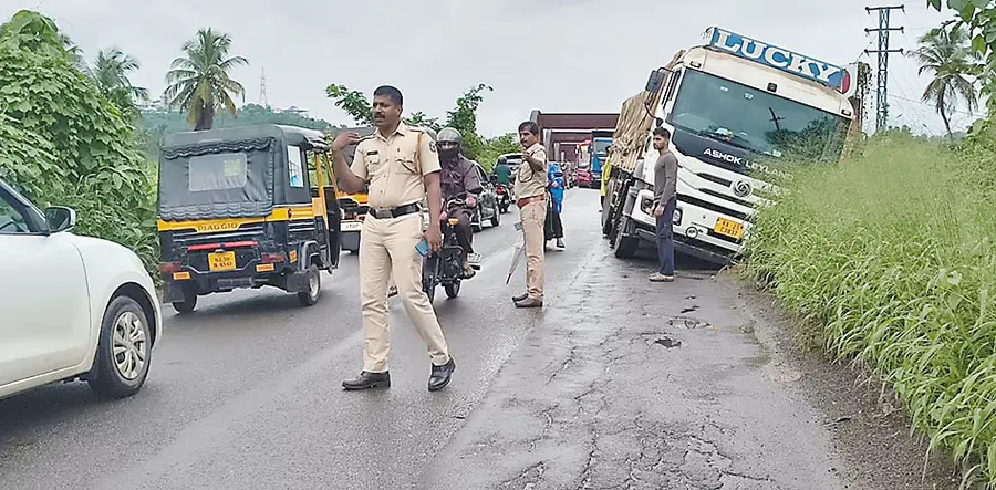 ദേശീയപാതയിൽ കുപ്പത്ത് സിമന്റ് ലോറി അപകടത്തിൽപ്പെട്ടനിലയിൽ