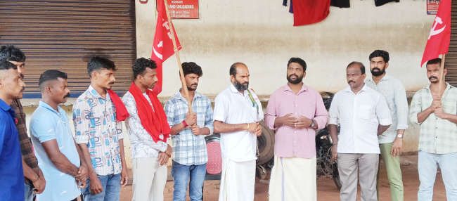 മഞ്ചേശ്വരം എൻഎഫ്എസ്എ ഗോഡൗണിന്‌ മുന്നിൽ കയറ്റിറക്ക്‌ തൊഴിലാളികളുടെ സൂചനാ പണിമുടക്ക്‌ ഹെഡ്‌ലോഡ്‌  ആൻഡ്‌ ജനറൽ വർക്കേഴ്‌സ്‌ യൂണിയൻ (സിഐടിയു) ജില്ലാ വൈസ്‌ പ്രസിഡന്റ്‌ കെ ബിനീഷ് ഉദ്‌ഘാടനം ചെയ്യുന്നു