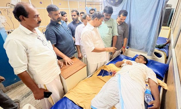 സീതാംഗോളിയിലുണ്ടായ പൊലീസ് മർദനത്തിൽ പരിക്കേറ്റ് കാസർകോട് ജനറൽ ആശുപത്രിയിൽ കഴിയുന്നവരെ സി എച്ച് കുഞ്ഞമ്പു എംഎൽഎ, ടി കെ രാജൻ, സാബു അബ്രഹാം തുടങ്ങിയവർ സന്ദർശിക്കുന്നു