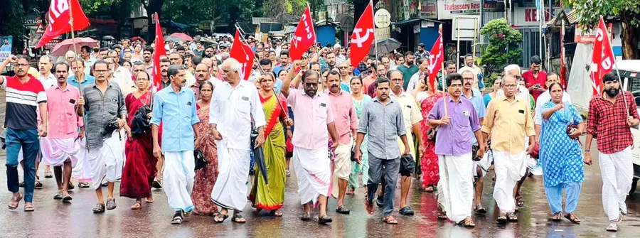 പണിമുടക്കിന്റെ ഭാഗമായി സംയുക്ത തൊഴിലാളി യൂണിയൻ നേതൃത്വത്തിൽ കാലിക്കടവിൽ നടത്തിയ പ്രകടനം