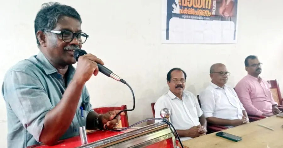 കമ്പല്ലൂർ സിആർസി ആൻഡ് ഗ്രന്ഥശാല വായന ചലഞ്ച് വിജയികൾക്കുള്ള അനുമോദനം താലൂക്ക് ലൈബ്രറി കൗൺസിൽ സെക്രട്ടറി എ ആർ വിജയകുമാർ ഉദ്ഘാടനം ചെയ്യുന്നു