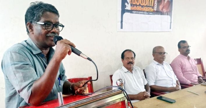 കമ്പല്ലൂർ സിആർസി ആൻഡ് ഗ്രന്ഥശാല വായന ചലഞ്ച് വിജയികൾക്കുള്ള അനുമോദനം താലൂക്ക് ലൈബ്രറി  കൗൺസിൽ സെക്രട്ടറി എ ആർ വിജയകുമാർ ഉദ്ഘാടനം ചെയ്യുന്നു