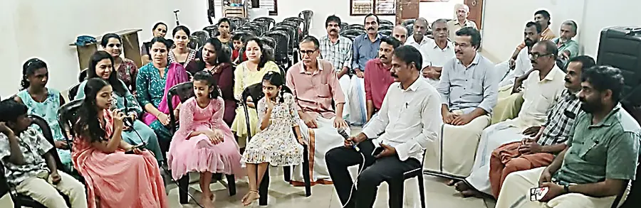 അന്നൂർ വേമ്പു സ്മാരക വായനശാലയിലെ പ്രവർത്തകർ സംഗീത പരിശീലനത്തിൽ