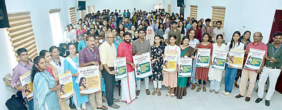 ലോക ജനസംഖ്യാ ദിനാചരണത്തിന്റെ ഭാഗമായുള്ള ബോധവൽക്കരണ പോസ്റ്റർ എം വിജിൻ എംഎൽഎ പ്രകാശിപ്പിക്കുന്നു