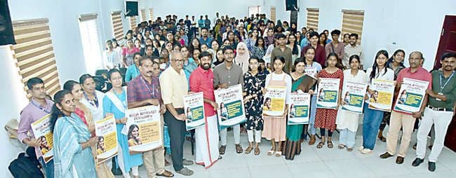 ലോക ജനസംഖ്യാ ദിനാചരണത്തിന്റെ ഭാഗമായുള്ള ബോധവൽക്കരണ പോസ്റ്റർ എം വിജിൻ എംഎൽഎ പ്രകാശിപ്പിക്കുന്നു