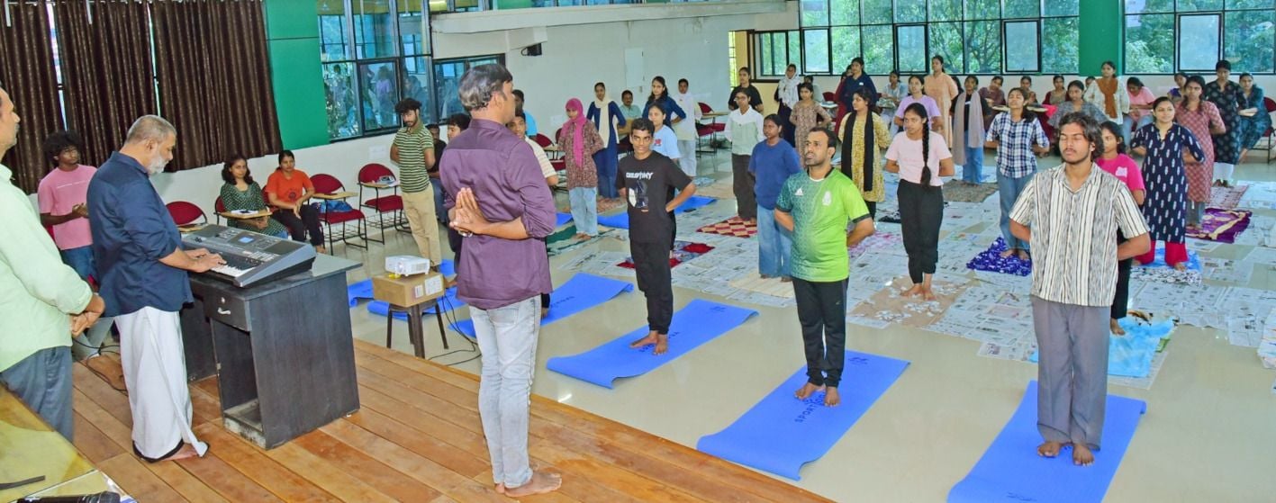 പടന്നക്കാട് കാർഷിക  കോളേജിൽ അശോക് രാജ് വെള്ളിക്കോത്തിന്റെ നേതൃത്വത്തിൽ നടന്ന സംഗീത യോഗാ പരിശീലനം