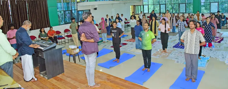 പടന്നക്കാട് കാർഷിക കോളേജിൽ അശോക് രാജ് വെള്ളിക്കോത്തിന്റെ നേതൃത്വത്തിൽ നടന്ന സംഗീത യോഗാ പരിശീലനം