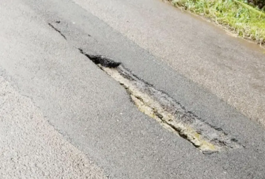 കാഞ്ഞങ്ങാട് പാണത്തൂർ സംസ്ഥാന പാതയിൽ ചുള്ളിക്കര പടിമരുതിൽ
റോഡിന്റെ മധ്യ ഭാഗത്ത് കുഴി രൂപപ്പെട്ടപ്പോൾ