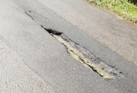 കാഞ്ഞങ്ങാട്  പാണത്തൂർ സംസ്ഥാന പാതയിൽ ചുള്ളിക്കര പടിമരുതിൽ  റോഡിന്റെ മധ്യ ഭാഗത്ത് കുഴി രൂപപ്പെട്ടപ്പോൾ