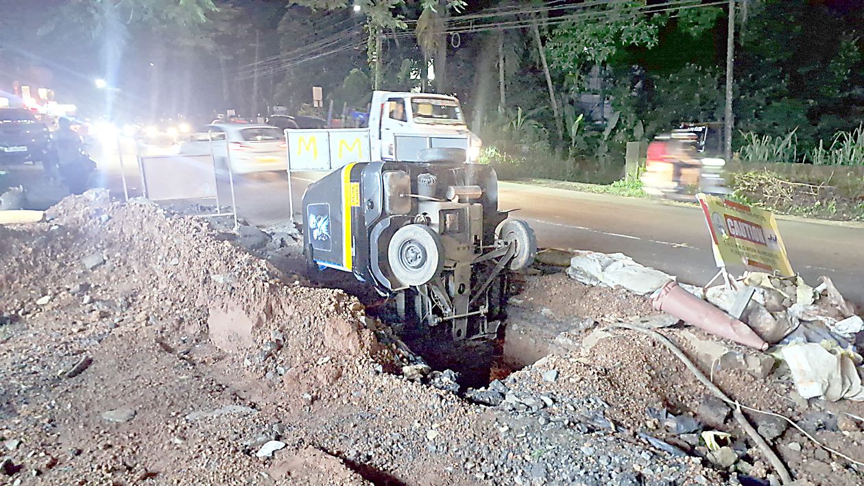 പള്ളിക്കുളം ദേശാഭിമാനിക്കുമുന്നിൽ റോഡിൽ ഗെയിൽ പൈപ്പ് ലൈനെടുത്ത കുഴിയിൽ  മറിഞ്ഞ ഓട്ടോ