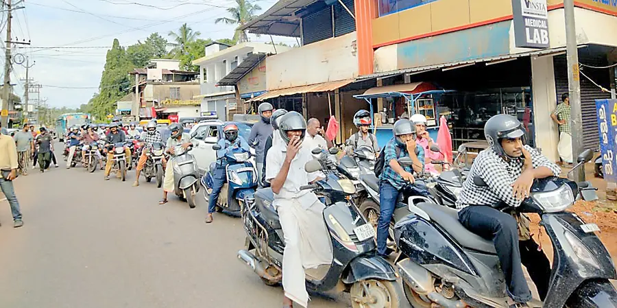 കേന്ദ്ര ആഭ്യന്തരമന്ത്രി അമിത് ഷായുടെ യാത്രയ്ക്കായി മയ്യിൽ ടൗണിൽ യാത്രക്കാരെ തടഞ്ഞപ്പോൾ 