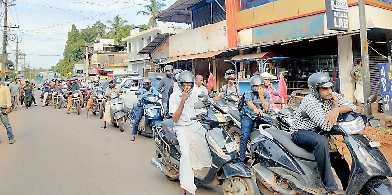 കേന്ദ്ര ആഭ്യന്തരമന്ത്രി അമിത് ഷായുടെ യാത്രയ്ക്കായി മയ്യിൽ ടൗണിൽ യാത്രക്കാരെ തടഞ്ഞപ്പോൾ 