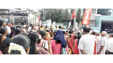 തയ്യൽ തൊഴിലാളി യൂണിയൻ കന്യാകുമാരി ജില്ലാ സമ്മേളനത്തിന് പ്രസിഡന്റ്‌ ആർ ജോസഫ്  പതാക ഉയർത്തുന്നു