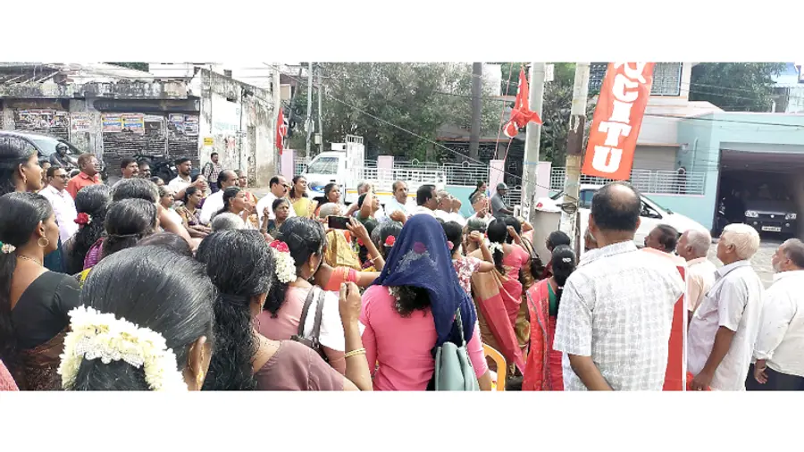 തയ്യൽ തൊഴിലാളി യൂണിയൻ കന്യാകുമാരി ജില്ലാ സമ്മേളനത്തിന് പ്രസിഡന്റ് ആർ ജോസഫ്
പതാക ഉയർത്തുന്നു
