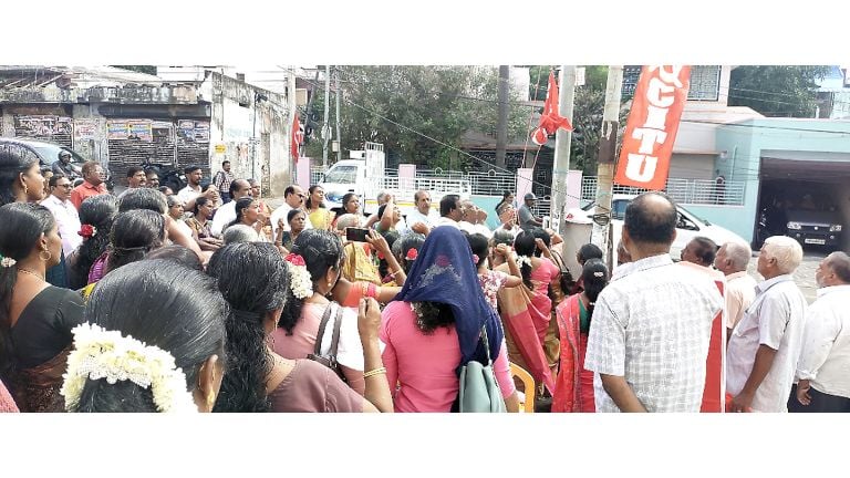 തയ്യൽ തൊഴിലാളി യൂണിയൻ കന്യാകുമാരി ജില്ലാ സമ്മേളനത്തിന് പ്രസിഡന്റ്‌ ആർ ജോസഫ്  പതാക ഉയർത്തുന്നു