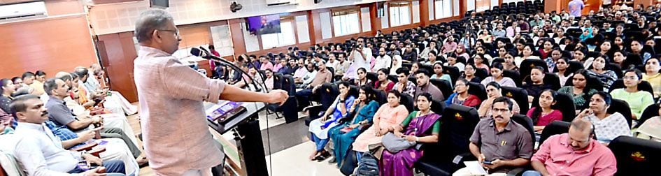 മികച്ച ലൈബ്രറി പ്രവർത്തനം നടത്തിയ എൻഎസ്എസ് യൂണിറ്റുകൾക്കുള്ള പീപ്പിൾസ് പുരസ്‌കാര വിതരണ ചടങ്ങ്‌   സാഹിത്യ അക്കാദമി വൈസ്‌ ചെയർമാൻ അശോകൻ ചരുവിൽ ഉദ്‌ഘാടനം ചെയ്യുന്നു