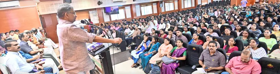 മികച്ച ലൈബ്രറി പ്രവർത്തനം നടത്തിയ എൻഎസ്എസ് യൂണിറ്റുകൾക്കുള്ള പീപ്പിൾസ് അവാർഡ് വിതരണ ചടങ്ങ് ജില്ലാ പഞ്ചായത്ത് ഹാളിൽ സാഹിത്യ അക്കാദമി വൈസ് പ്രസിഡന്റ് അശോകൻ ചരുവിൽ ഉദ്ഘാടനം ചെയ്യുന്നു