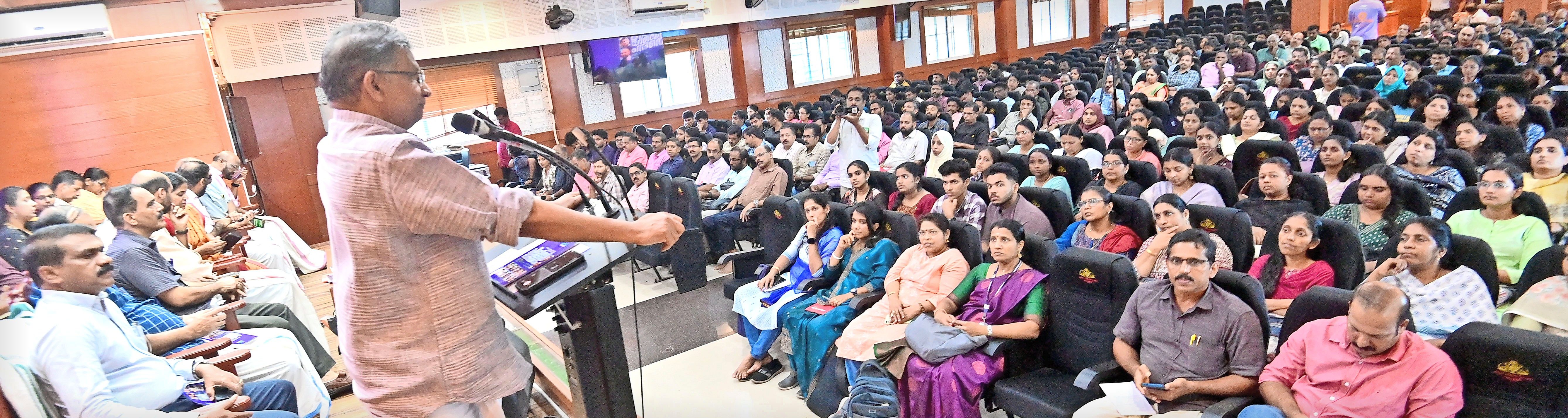 മികച്ച ലൈബ്രറി പ്രവർത്തനം നടത്തിയ എൻഎസ്എസ് യൂണിറ്റുകൾക്കുള്ള പീപ്പിൾസ് അവാർഡ്‌ വിതരണ ചടങ്ങ്‌ ജില്ലാ പഞ്ചായത്ത്‌ ഹാളിൽ സാഹിത്യ അക്കാദമി വൈസ്‌ പ്രസിഡന്റ്  അശോകൻ ചരുവിൽ ഉദ്‌ഘാടനം ചെയ്യുന്നു