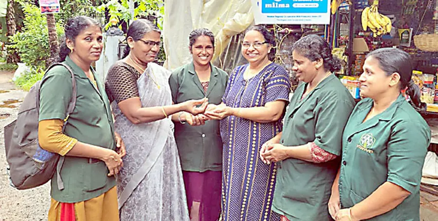 പയ്യന്നൂര് നഗരസഭ ഹരിതകര്മ സേനാംഗങ്ങൾക്ക് പ്ലാസ്റ്റിക് മാലിന്യ
ശേഖരണത്തിനിടെ കിട്ടിയ സ്വർണ മോതിരം ഉടമയ്ക്ക് തിരികെനൽകുന്നു