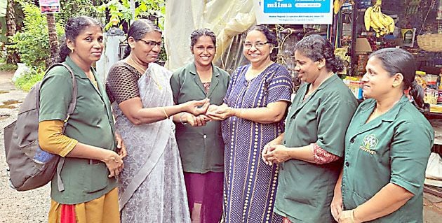 പയ്യന്നൂര്‍ നഗരസഭ ഹരിതകര്‍മ സേനാംഗങ്ങൾക്ക് പ്ലാസ്‌റ്റിക് മാലിന്യ  ശേഖരണത്തിനിടെ കിട്ടിയ സ്വർണ മോതിരം ഉടമയ്ക്ക് തിരികെനൽകുന്നു