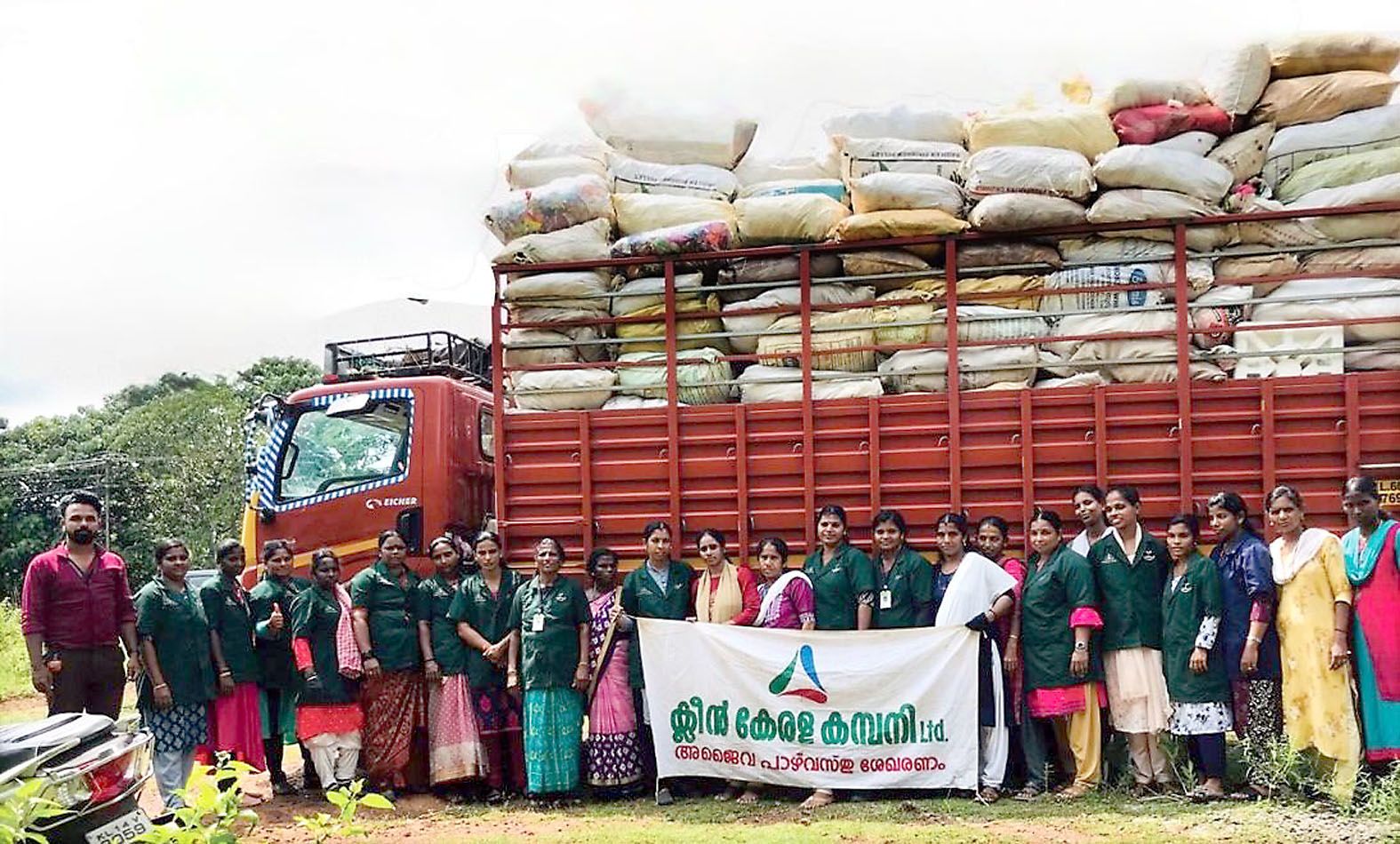 ശേഖരിച്ച മാലിന്യങ്ങളുമായി ഹരിത കർമസേനാ പ്രവർത്തകർ