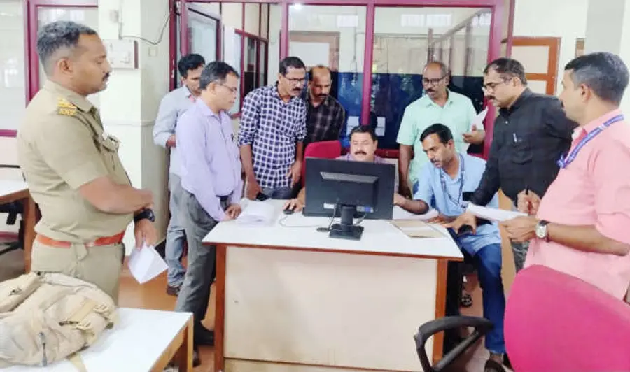 കാസർകോട് ആർടിഒ ഓഫീസിൽ വിജിലൻസ് പരിശോധന നടത്തുന്നു