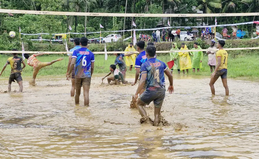 ചീമേനി പുലിയന്നൂർ വയലിൽ ഡിവൈഎഫ്‌ഐ സംഘടിപ്പിച്ച കണ്ടം വോളിയിൽനിന്ന്‌