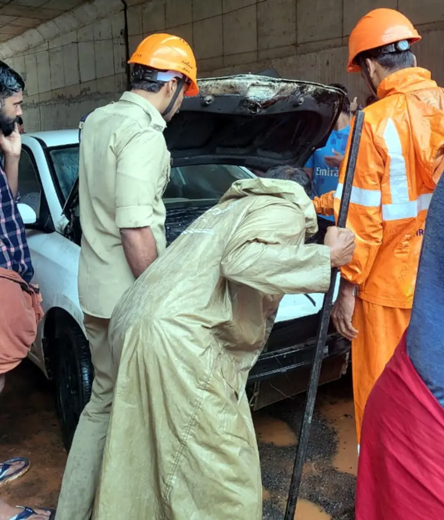 പുല്ലൂരിൽ കാറിലുണ്ടായ തീപിടിത്തം അഗ്നിരക്ഷാ സേന അണക്കുന്നു