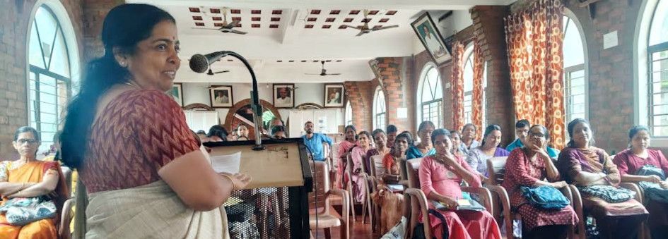 ഹൊസ്ദുർഗ് താലൂക്ക് ലൈബ്രറി കൗൺസിൽ സംഘടിപ്പിച്ച വായന വസന്തം പദ്ധതിയുടെ ഭാഗമായുള്ള ലൈബ്രേറിയൻമാരുടെ ശിൽപ്പശാല കെ വി സുജാത ഉദ്ഘാടനം ചെയ്യുന്നു