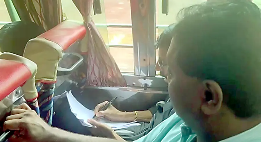 ദേശീയ പാത രണ്ടാം റീച്ച് നിർമാണത്തിലെ അപാകം പരിഹരിക്കണമെന്നാവശ്യപ്പെട്ട് ഹിൽപാലസ് കൂട്ടായ്മ പ്രവർത്തകർ ബസിൽ ഒപ്പുശേഖരിക്കുന്നു