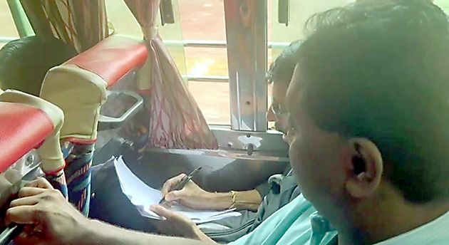 ദേശീയ പാത രണ്ടാം റീച്ച്‌ നിർമാണത്തിലെ അപാകം പരിഹരിക്കണമെന്നാവശ്യപ്പെട്ട്‌ ഹിൽപാലസ്‌ കൂട്ടായ്‌മ പ്രവർത്തകർ ബസിൽ ഒപ്പുശേഖരിക്കുന്നു