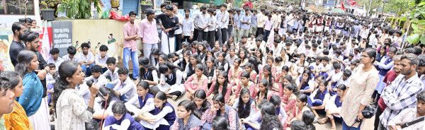 വിദ്യാഭ്യാസ മേഖലയിലെ വിവിധ ആവശ്യങ്ങളുന്നയിച്ച്​ എസ്​എഫ്​ഐ ജില്ലാ കമ്മിറ്റി  കാഞ്ഞങ്ങാട് ആർഡി ഓഫീസിലേക്ക്​ നടത്തിയ മാർച്ച്​  സംസ്ഥാന സെക്രട്ടറിയറ്റംഗം ടി പി അഖില ഉദ്​ഘാടനംചെയ്യുന്നു