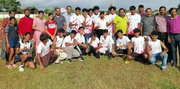 ജില്ലാ ജൂനിയർ ആൻഡ്​ സീനിയർ അത്​ലറ്റിക്സ് ചാമ്പ്യൻഷിപ്പിൽ ചാമ്പ്യന്മാരായ കോസ് മോസ് പളളിക്കര ടീം