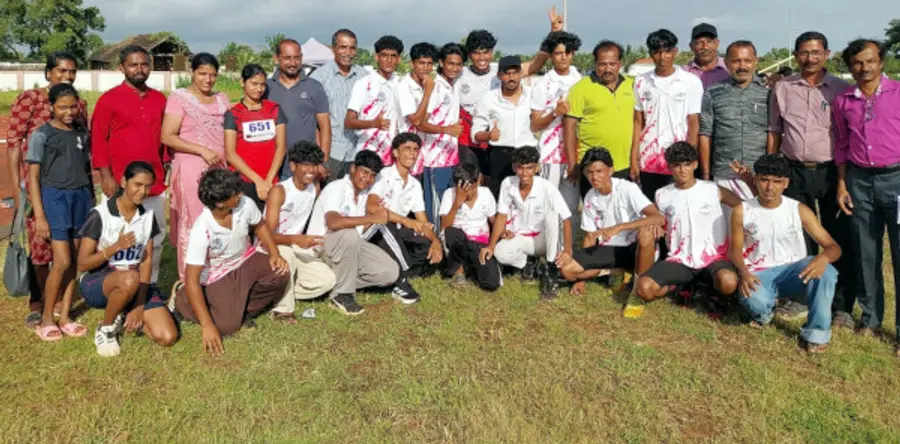 ജില്ലാ ജൂനിയർ ആൻഡ് സീനിയർ അത്ലറ്റിക്സ് ചാമ്പ്യൻഷിപ്പിൽ ചാമ്പ്യന്മാരായ കോസ് മോസ് പളളിക്കര ടീം