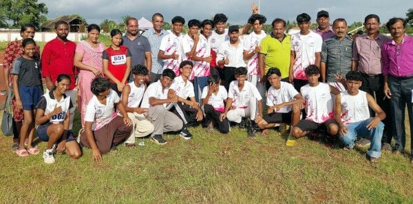 ജില്ലാ ജൂനിയർ ആൻഡ്​ സീനിയർ അത്​ലറ്റിക്സ് ചാമ്പ്യൻഷിപ്പിൽ ചാമ്പ്യന്മാരായ കോസ് മോസ് പളളിക്കര ടീം