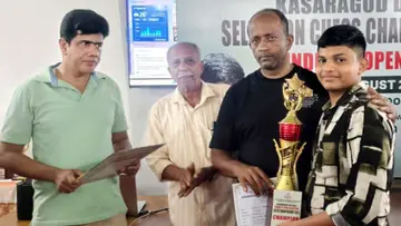 ജില്ലാ അണ്ടർ 15 സെലക്ഷൻ ചെസ് ചാമ്പ്യൻഷിപ്പിൽ വിജയിയായ   പി ഗൗതം കൃഷ്ണക്ക് അനിൽ  ബങ്കളം ഉപഹാരം നൽകുന്നു.