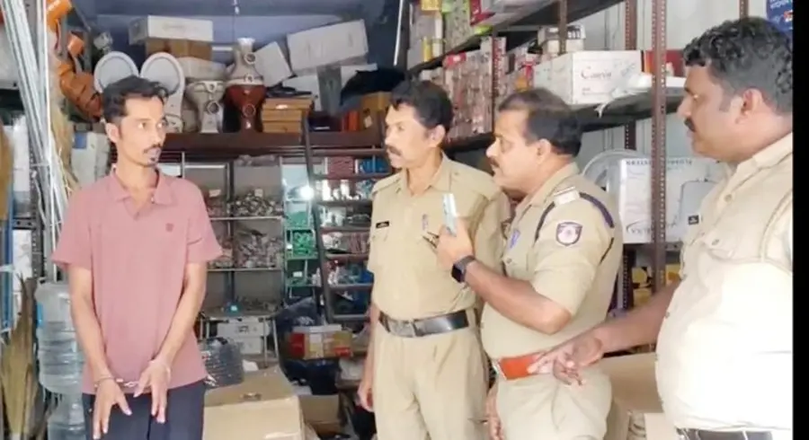 ഗോതമ്പ് റോഡിലെ കടയിൽനിന്ന് പണം മോഷ്ടിച്ച അസം സ്വദേശി ജിയാബു റഹ്മാനെ തെളിവെടുപ്പിനെത്തിച്ചപ്പോൾ