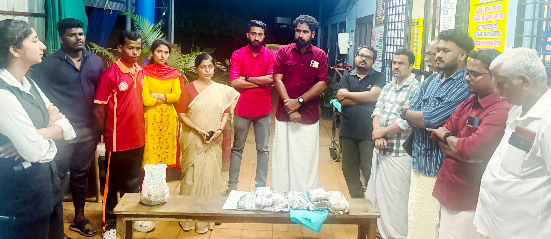 ബേഡകം താലൂക്കാശുപത്രിയിൽ രോഗികൾക്കും കൂട്ടിരിപ്പുകാർക്കും ഡിവൈഎഫ്ഐ ബേഡകം ബ്ലോക്ക്‌ കമ്മിറ്റി   നടത്തുന്ന പൊതിച്ചോർ വിതരണം ഹൃദയപൂർവം ഏഴാം വർഷത്തിന്റെ ഉദ്ഘാടനം ഇ പത്മാവതി നിർവഹിക്കുന്നു 