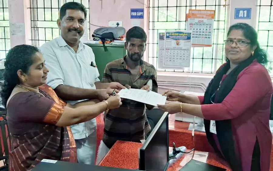 പനത്തടി പഞ്ചായത്ത് പ്രസിഡന്റ് പ്രസന്ന പ്രസാദ്, പഞ്ചായത്തംഗം കെ കെ വേണുഗോപാല്‍ എന്നിവരോടൊപ്പം  കാസര്‍കോട്‌ ലാൻഡ്‌ ട്രിബ്യൂണല്‍ ഓഫീസിലെത്തി മാധവന്‍ പട്ടയം ഏറ്റുവാങ്ങുന്നു