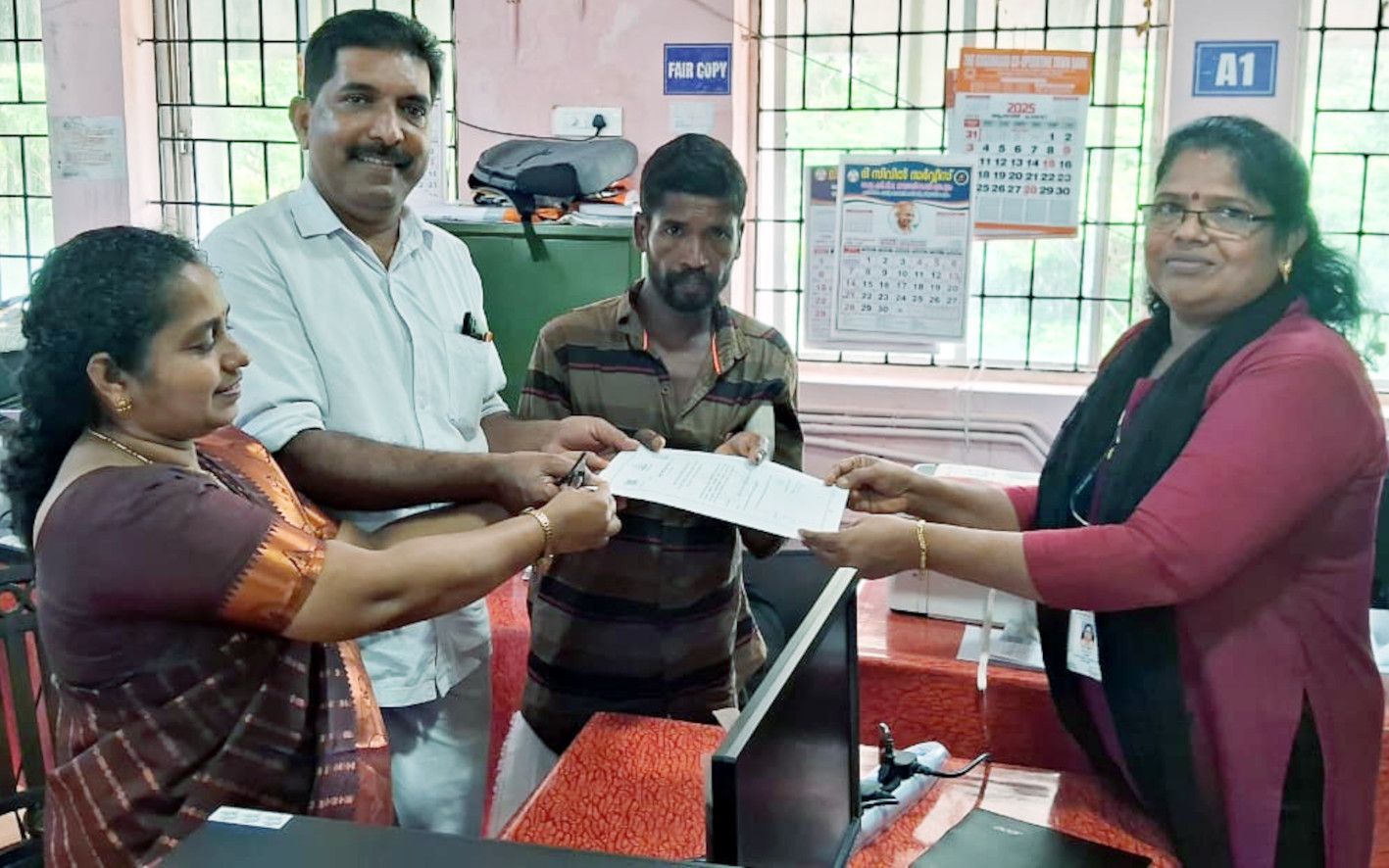 പനത്തടി പഞ്ചായത്ത് പ്രസിഡന്റ് പ്രസന്ന പ്രസാദ്, പഞ്ചായത്തംഗം കെ കെ വേണുഗോപാല്‍ എന്നിവരോടൊപ്പം  കാസര്‍കോട്‌ ലാൻഡ്‌ ട്രിബ്യൂണല്‍ ഓഫീസിലെത്തി മാധവന്‍ പട്ടയം ഏറ്റുവാങ്ങുന്നു