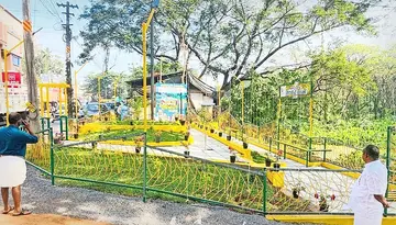 അഴുക്ക് തള്ളിയിരുന്ന പയഞ്ചേരിമുക്ക് വൈദ്യുതി ഭവൻ പരിസരം വൃത്തിയാക്കി  നിർമിച്ച മിനി പാർക്ക് 