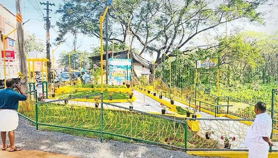 അഴുക്ക് തള്ളിയിരുന്ന പയഞ്ചേരിമുക്ക് വൈദ്യുതി ഭവൻ പരിസരം വൃത്തിയാക്കി  നിർമിച്ച മിനി പാർക്ക് 