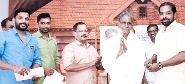 ദേശീയ കൈത്തറി ദിനാചരണത്തിന്റെ ഭാഗമായി തെരഞ്ഞെടുത്ത  കൈത്തറി അനുബന്ധ തൊഴിലാളികളെ ആദരിച്ചപ്പോൾ